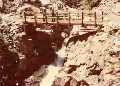 Kentucky hiking : bridge over cascading stream